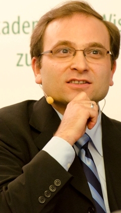 Image of the author taken from http://www.saw-leipzig.de/aktuelles/denkstroeme/buelent-ucar