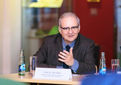 Image of the author taken from http://www.saw-leipzig.de/de/aktuelles/bilder-sonstige/leipziger-wissenschaftspreis-2013-bild-2/@@images/48088c8c-009c-474f-be6b-8f5757ce2dbe.jpeg