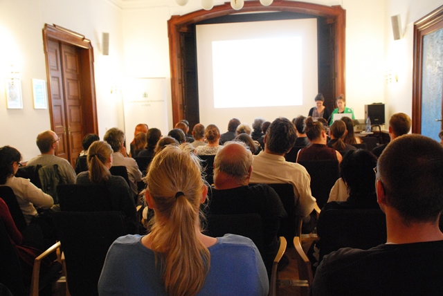 Im gut gefüllten Saal berichteten Dr. Almut Mikeleitis-Winter und Dr. Aletta Leipold zu späterer Stunde anhand von Bild- und Textquellen über die Erforschung althochdeutscher Pflanzennamen sowie den Kräutergarten der Akademie.