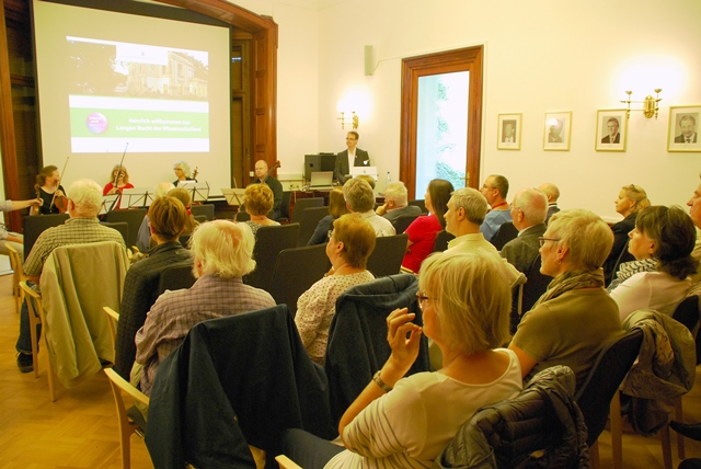 Die Lange Nacht der Wissenschaften wurde an der SAW mit einem Gesprächskonzert eröffnet. Musikalisch präsentiert und kommentiert wurden Ausschnitte aus dem Streichquintett A-Dur von Felix Mendelssohn Bartholdy in der gerade neu veröffentlichten Frühfassung. Es spielte das Küchler-Qartett, unterstützt von Irene von Harnack-Hilpert. Erläuterungen zu einzelnen Passagen gab Dr. Clemens Harasim von der Leipziger Mendelssohn-Ausgabe. 