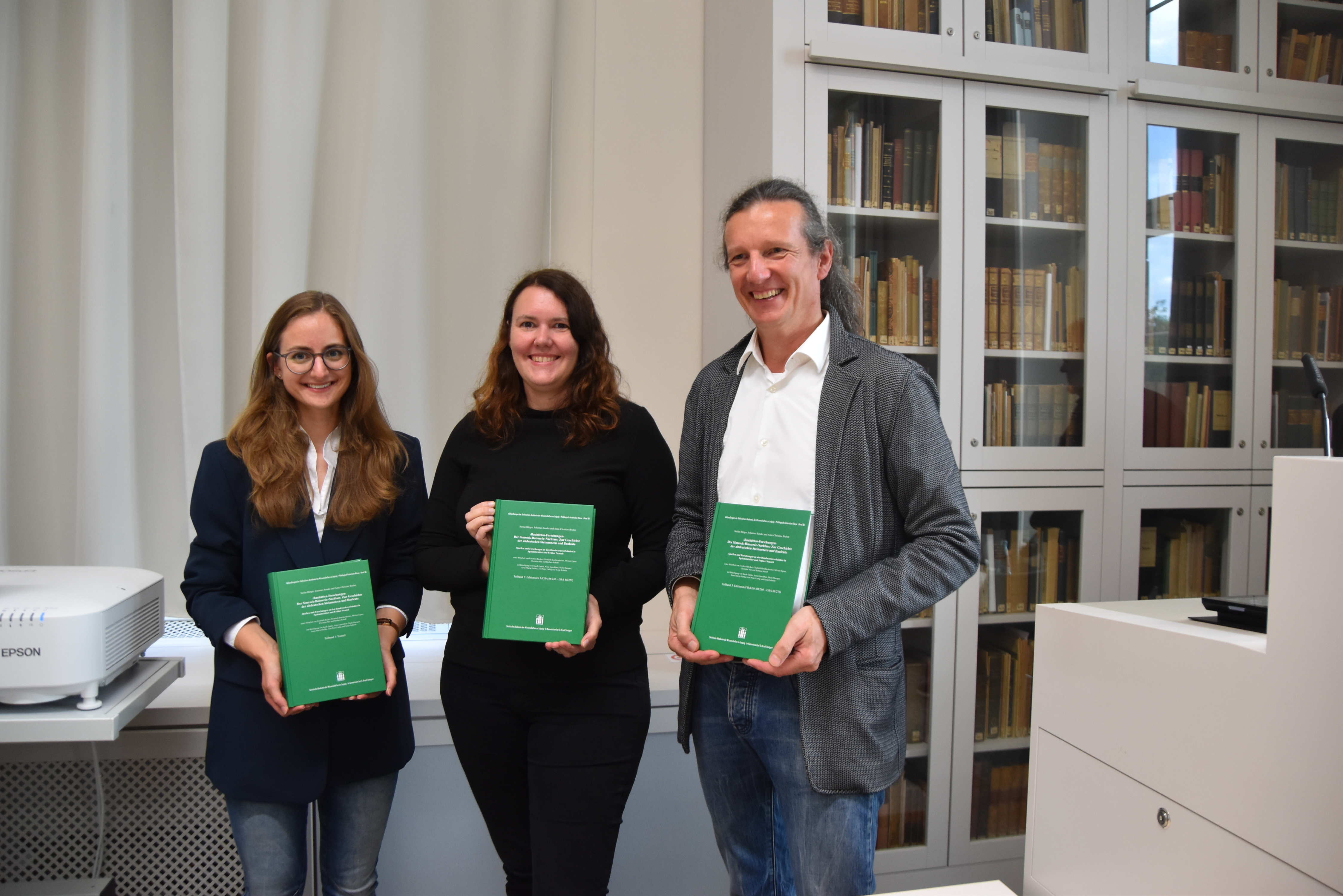 Von links: Miriam Egner, Dr. Anne-Christin Brehm, Prof. Dr. Stefan Bürger mit der dreibändigen Publikation im Goethe- und Schiller-Archiv Weimar, Foto: Birgit Pfeiffer, Bild: SAW