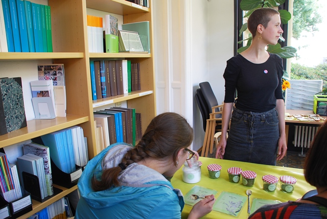 Die Mitarbeiterinnen des SAW-Projekts 'Althochdeutsches Wörterbuch' boten eine Reihe von Veranstaltungen an. So konnten die Besucher unter anderem selbst Kräutersalz herstellen – mit Kräutern aus dem projekteigenen Kräutergarten.