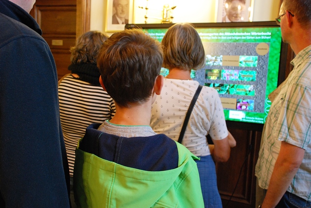 Ein weiterer Höhepunkt war das interaktive Kräuterquiz. Dort musste man im virtuellen Kräutergarten althochdeutsche Pflanzennamen ihren neuhochdeutschen Entsprechungen zuordnen und so den Garten zum "Erblühen" bringen. Nach erfolgreicher "Gartenarbeit" winkten Preise für die Teilnehmer.