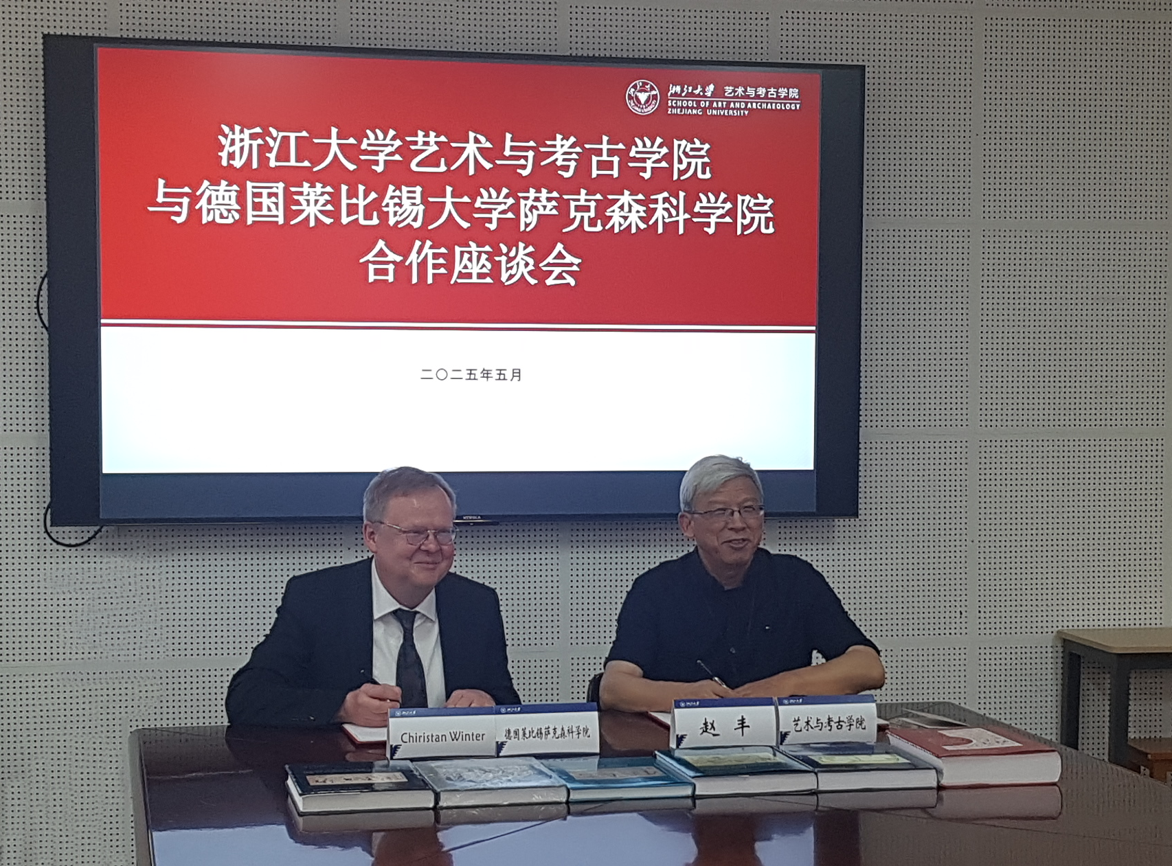 Dr. Christian Winter und Prof. Zhao Feng unterzeichnen die Kooperationsvereinbarung zum Kuča-Projekt. Foto: Center for Buddhist Art, Zhejiang University