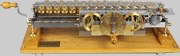 Rechenmaschine von Leibniz (Nachbau von K. Badur und W. Rottstedt, 2005) Rechenmaschine von Leibniz (Nachbau von K. Badur und W. Rottstedt, 2005)