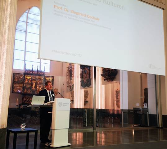 Prof. Dr. Siegfried Oechsle moderierte das erste Panel zum Thema „Streiflichter auf die Musik der Alten Welt“ im Paulinum. Foto: Franziska Naether