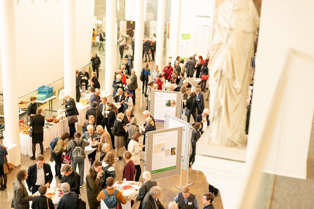 Im Foyer des Paulinums erhielten die Besucherinnen und Besucher mittels einer Plakatstrecke Einblick in die musikwissenschaftlichen Projekte des Akademienprogramms. Foto: Dirk Brzoska