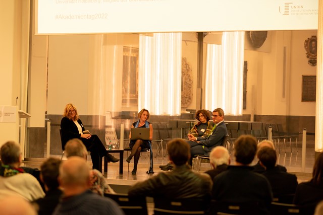 Podiumsdiskussion zum Thema „Musik und Wirkungsfoschung“ im Paulinum der Universität Leipzig. V. l. n. r. : Prof. Dr. Christiane Wiesenfeldt, Prof. Dr. Barbara Mittler, Prof. Dr. Melanie Wald-Fuhrmann, Prof. Dr. Wolfgang Fuhrmann. Foto: Dirk Brzoska