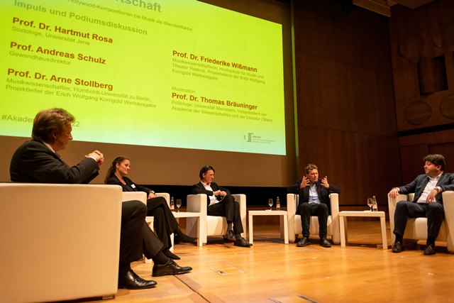 Podiumsdiskussion zum Thema „Musik und Wirtschaft“ auf der Bühne im Gewandhaus zu Leipzig. V. l. n. r.: Prof. Andreas Schulz, Prof. Dr. Friederike Wißmann, Prof. Dr. Thomas Bräuninger, Prof. Dr. Hartmut Rosa, Prof. Dr. Arne Stollberg. Foto: Dirk Brzoska