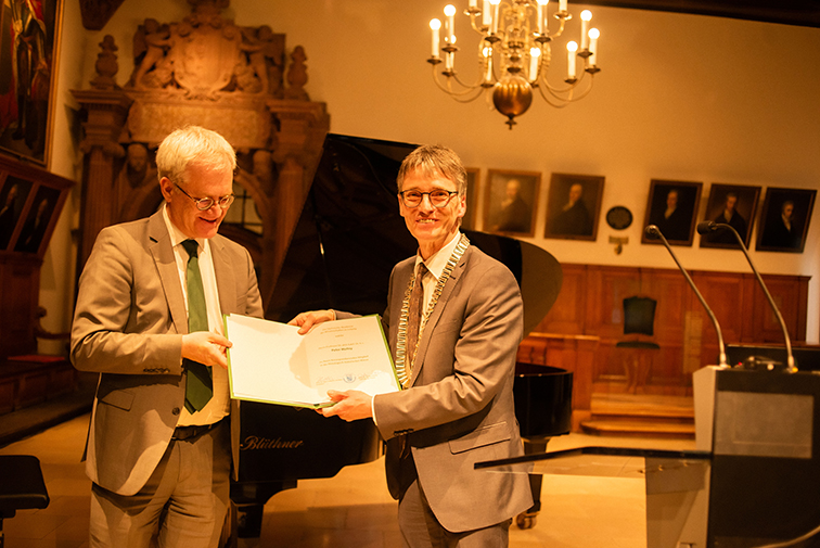 Einführung des neuen Akademie-Mitglieds Prof. Dr. Peter Wollny durch den Präsidenten, Foto: Dirk Brzoska