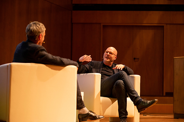Dr. Matthias Pasdzierny (links) und Dirk Peitz (ZEIT online) diskutierten im Gewandhaus zum Thema „Musik und Medien“. Foto: Dirk Brzoska