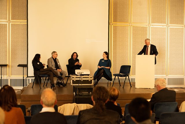 Panel “Musik und Gesundheit“ in der Oper Leipzig. V. l. n. r.: Prof. Dr. Dr. Claudia Spahn, Prof. Dr. Dr. Thomas Stegemann, Prof. Dr. Thomas Fritz, Dr. Ivonne Hammer, Prof. Dr. Eckart Altenmüller. Foto: Dirk Brzoska