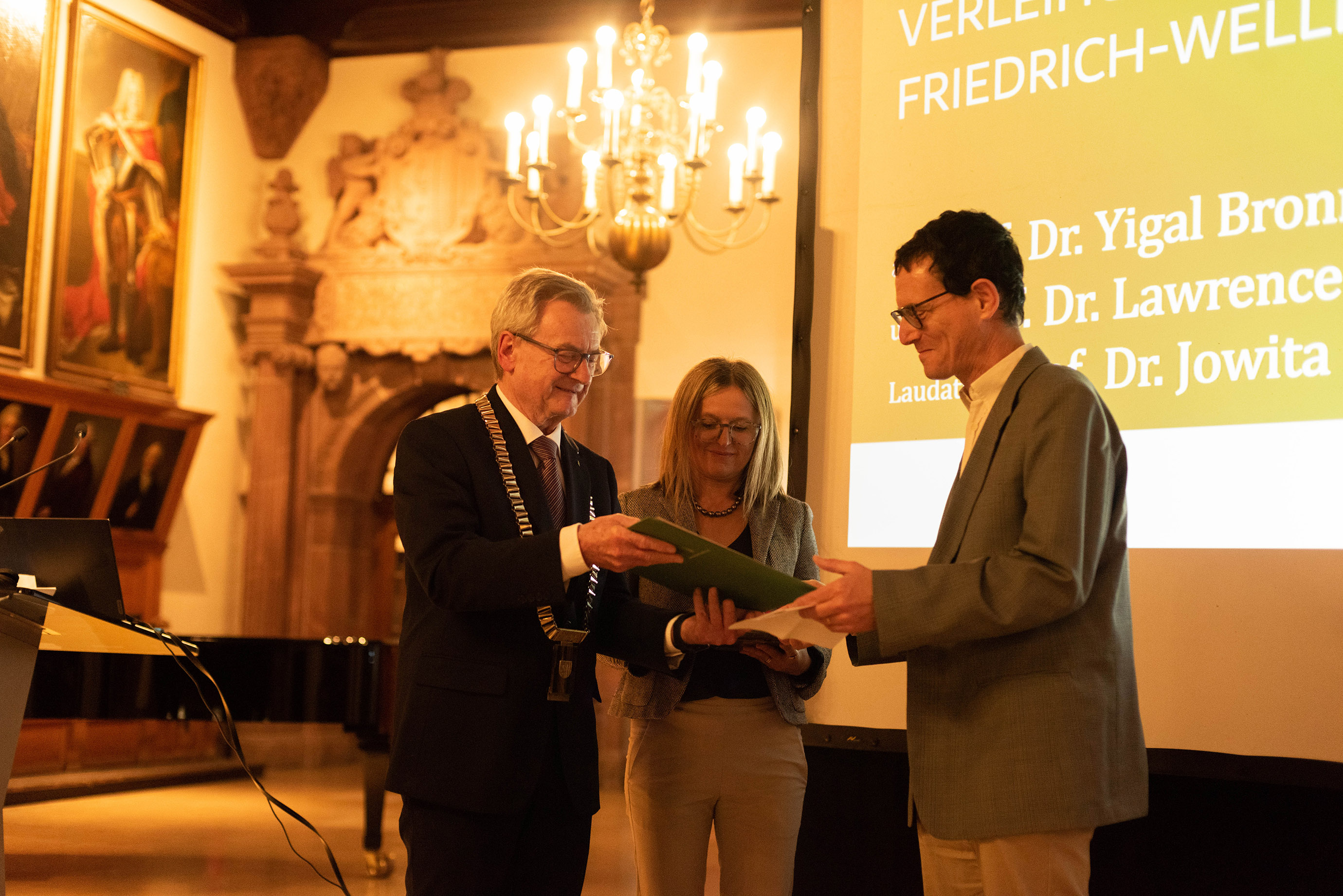 Verleihung des Friedrich-Weller-Preises an Prof. Dr. Yigal Bronner (im Bild) und Prof. Dr. Lawrence J. McCrea durch Prof. Dr. Jowita Kramer, Universität Leipzig (Laudatio) und Prof. Dr. Hans Wiesmeth (SAW), Foto: Dirk Brzoska