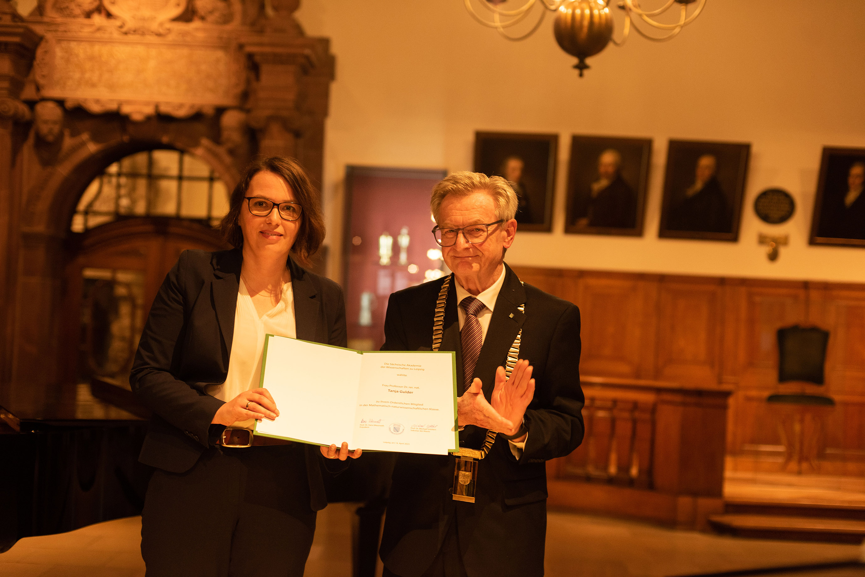 Einführung der neu gewählten Akademiemitglieder durch den Präsidenten, Prof. Dr. Tanja Gulder, Foto: Dirk Brzoska