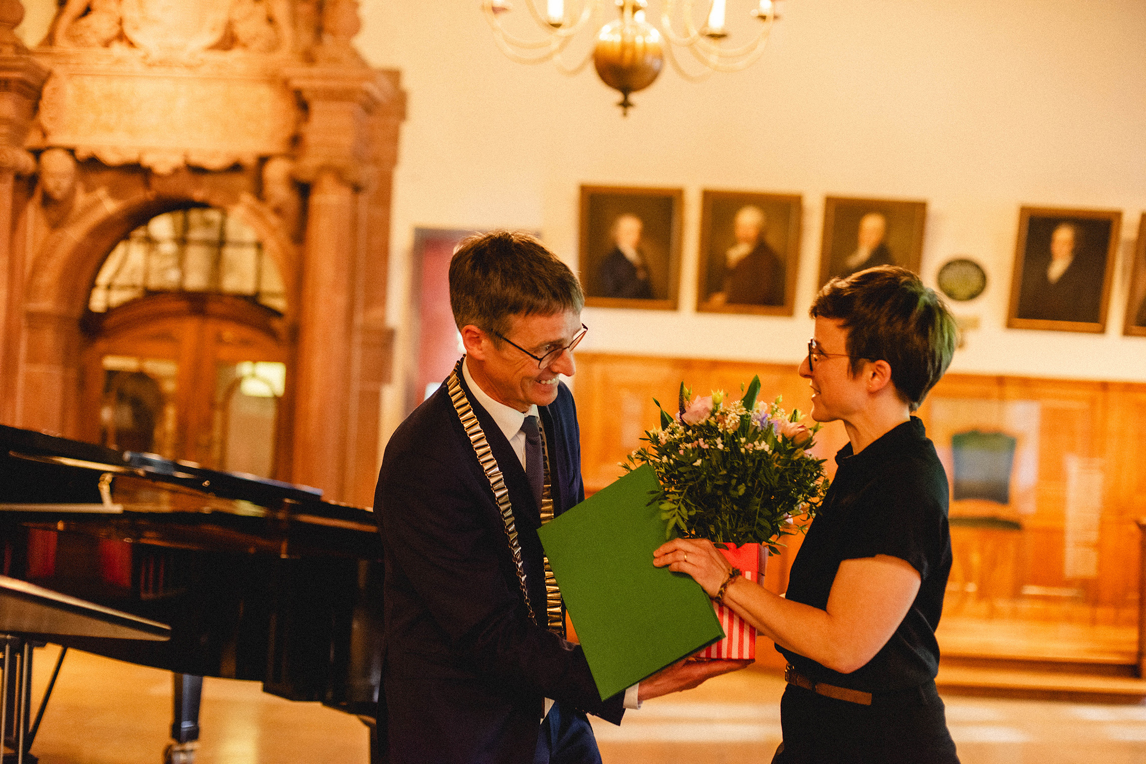 Verleihung des Theodor-Frings-Preises an Dr. Luise Czajkowski durch Prof. Dr. Hans-Joachim Knölker, Foto: Dirk Brzoska