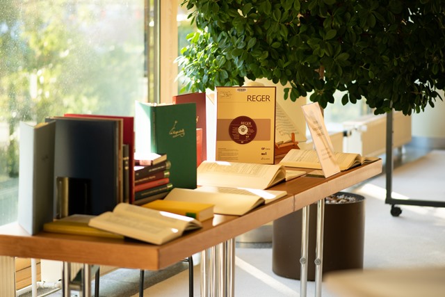 An Büchertischen konnte man einen Blick in ausgewählte Musikeditionen des Akademienprogramms werfen. Foto: Dirk Brzoska