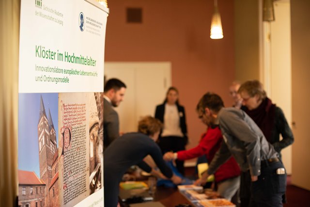 Stand des interakademischen Projekts „Klöster im Hochmittelalter“ der Sächsischen und der Heidelberger Akademie der Wissenschaften in der Oper Leipzig. Foto: Dirk Brzoska