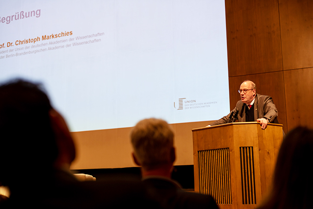 Der Präsident der Akademienunion, Prof. Dr. Christoph Markschies, eröffnete die feierliche Abendveranstaltung. Foto: Dirk Brzoska