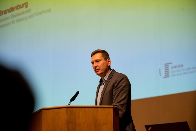 Mario Brandenburg, Parlamentarischer Staatssekretär im Bundesministerium für Bildung und Forschung, hielt ein Grußwort bei der feierlichen Abendveranstaltung im Gewandhaus. Foto: Dirk Brzoska