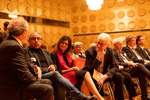 Kurz vor Beginn der Podiumsdiskussion zum Thema „Musik global? Musik universal?“ zur feierlichen Abendveranstaltung des Akademientags im Gewandhaus. Foto: Dirk Brzoska