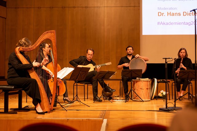Combo CAM begleitete das abendliche Podium mit Werken von Diego Ortiz (1510-1570) und Gaspar Sanz (1640-1710) sowie sephardischer und südamerikanischer Musik. Foto: Dirk Brzoska