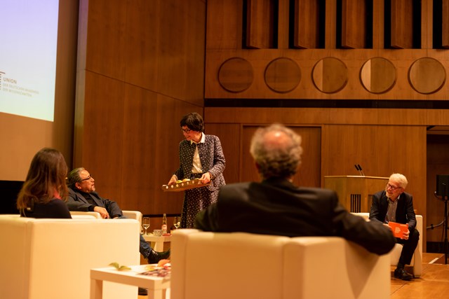 Das Ensemble Combo CAM trat in Begleitung der Kunstfigur Doris Meeresbüchner auf, die selbst als Teil des abendlichen Podiums mitwirkte. Foto: Dirk Brzoska