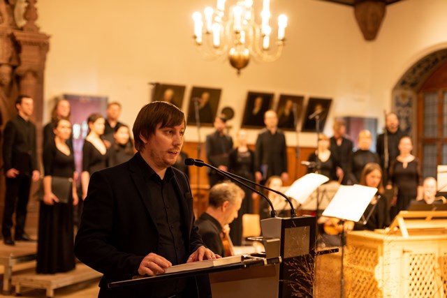 Gregor Richter vom Akademieprojekt Bach-Repertorium veranschaulichte im Laufe des Konzerts die Wege der Forschung bis hin zu den gedruckten Notenbänden. Foto: Dirk Brzoska