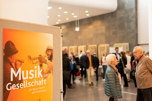 Impressionen vor der Eröffnungsveranstaltung des Akademientags im Foyer des Paulinums der Universität Leipzig. Foto: Dirk Brzoska