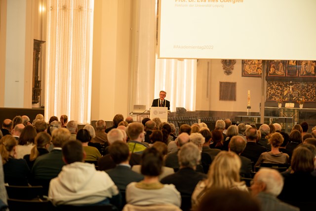 Prof. Dr. Hans Wiesmeth, Präsident der Sächsischen Akademie der Wissenschaften zu Leipzig, eröffnete den Akademientag im Paulinum der Universität Leipzig. Foto: Dirk Brzoska