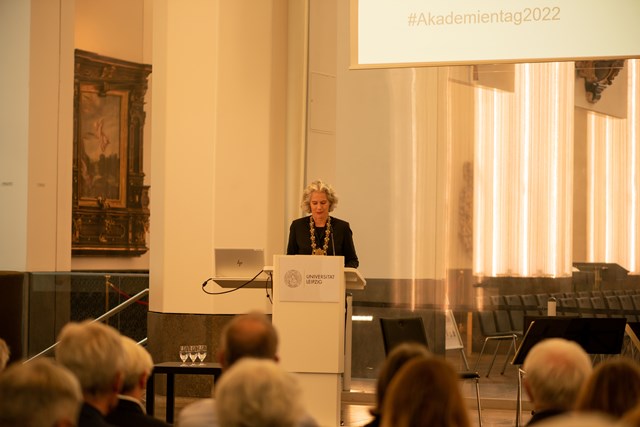Im Anschluss begrüßte Prof. Dr. Eva Inés Obergfell, Rektorin der Universität Leipzig, die Anwesenden. Foto: Dirk Brzoska