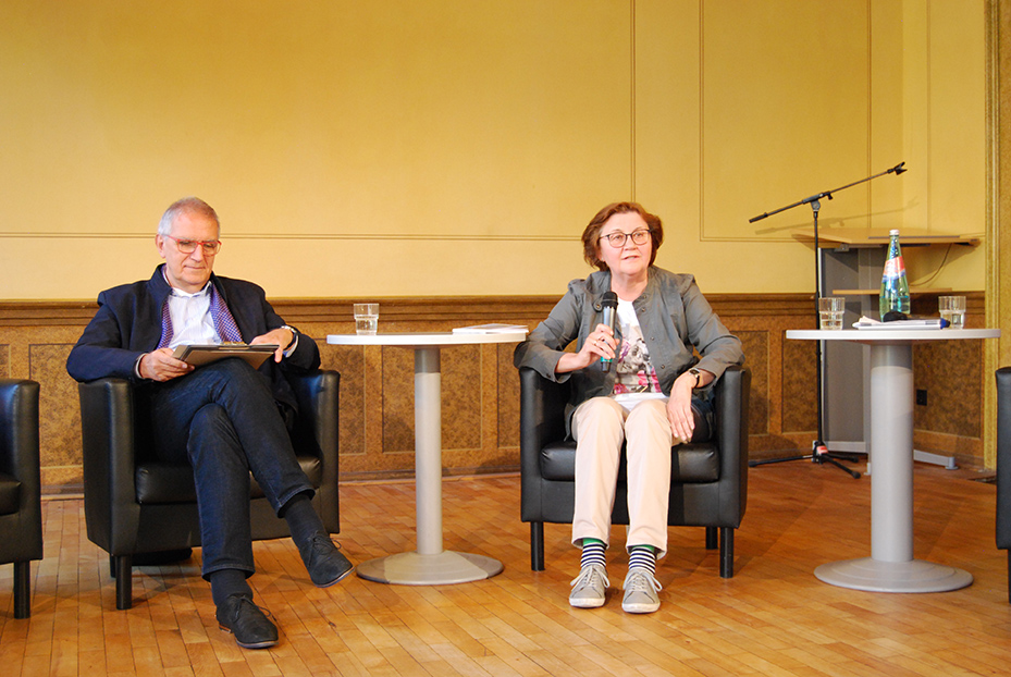 rechts im Bild: Prof. Dr. Sigrun Kabisch, Leiterin des Departments Stadt- und Umweltsoziologie am Helmholtz-Zentrum für Umweltforschung (UFZ)