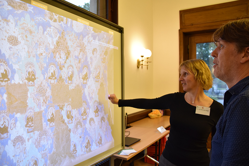 Digitales Suchspiel mit buddhistischen Höhlenmalereien. Zu finden waren jeweils bestimmte Elemente, die zuvor erläutert wurden. Mit Dr. Ines Konczak-Nagel.