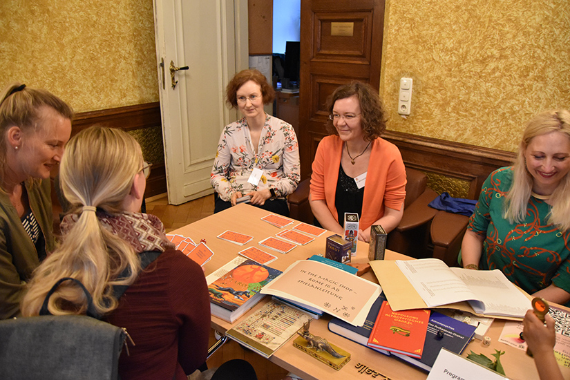 Mit Karten und Würfeln wurde das ägyptische Orakel befragt. Die Antworten lasen die Kolleginnen vor... aber ohne Garantie. Mit Dr. Roxana Kath, Dr. Michaela Rücker und Dr. Franziska Naether (Türreihe, von links).