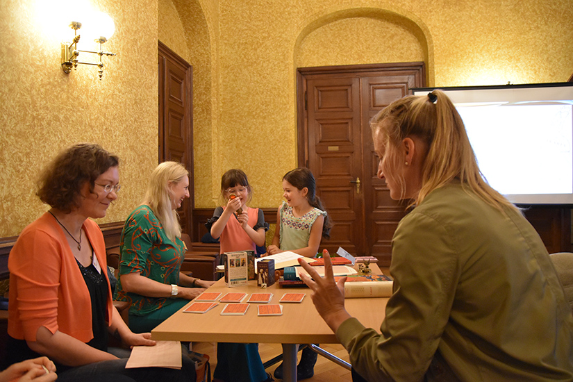 Viele Interessierte probierten das Orakel-Spiel aus oder spielten mit den dazugehörigen Requisiten.