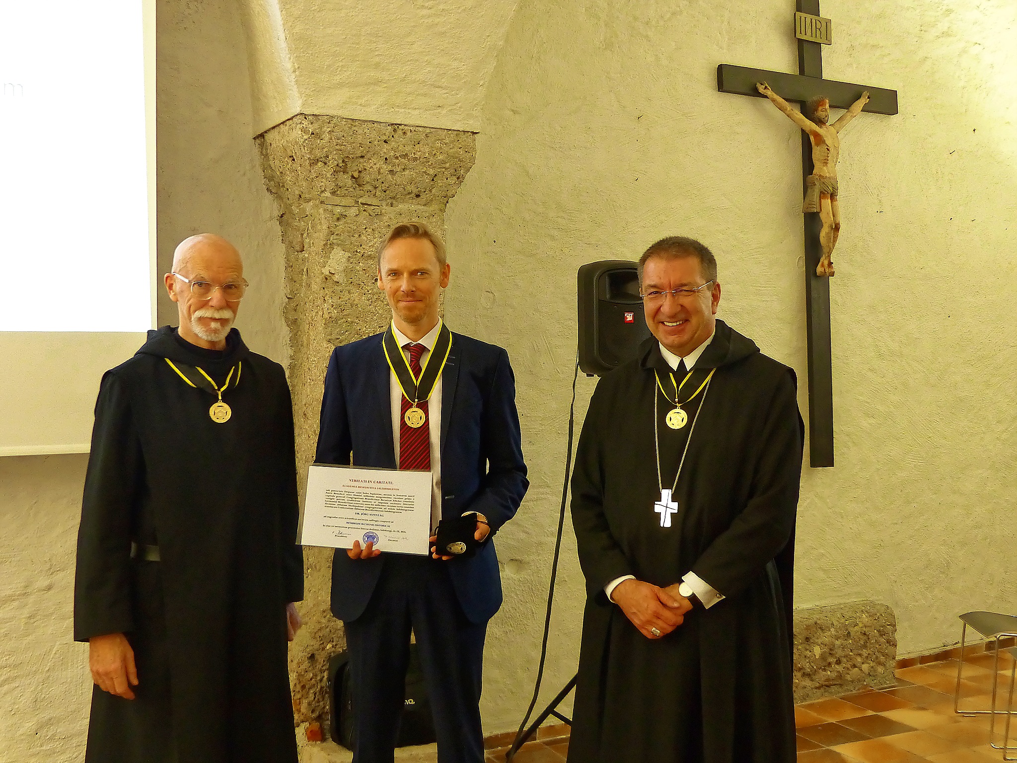 Romanischer Saal des Erzstifts St. Peter in Salzburg: Erzabt Dr. Korbinian Birnbacher, der Präsident der Benediktinerakademie Salzburg (rechts), Dr. Jörg Sonntag (Mitte) und der Dekan der Historischen Sektion der Akademie P. Dr. Marcel Albert (links).