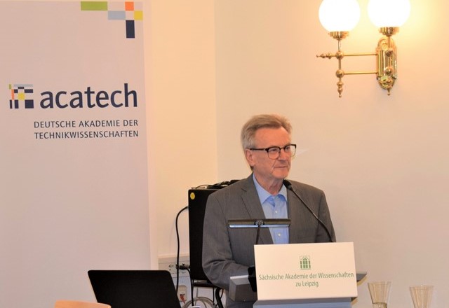 Podiumsdiskussion »Woher kommen die Metalle für Zukunfstechnologien?«, Eröffnung durch Prof. Dr. Hans Wiesmeth, Präsident der Sächsischen Akademie der Wissenschaften zu Leipzig, Foto: Claudia Strauß, acatech