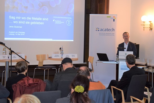 Podiumsdiskussion »Woher kommen die Metalle für Zukunftstechnologien?«, Einführungsvortrag von Prof. Dr. Jens Gutzmer, Gründungsdirektor des Ressourcentechnologie-Instituts Freiberg, Foto: Claudia Strauß, acatech