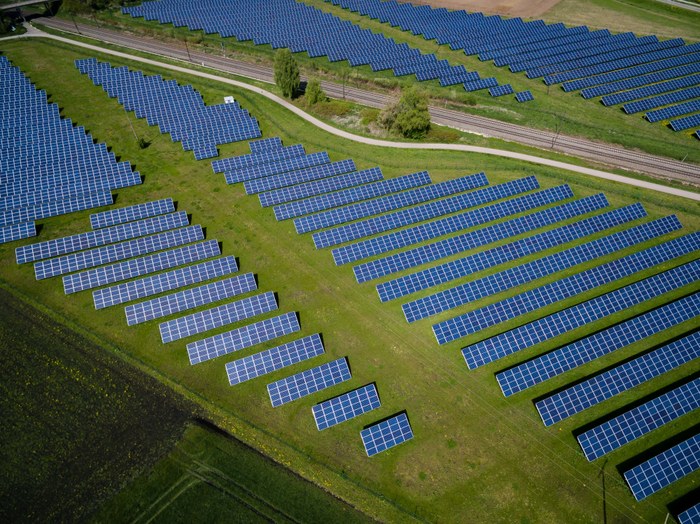 Solarpanel auf Grünfläche