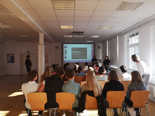 Schülerinnen und Schüler der 10. Klasse der Gerda-Taro-Schule absolvierten einen Workshop des Akademienvorhabens Beethovens Werkstatt (ADW Mainz). 