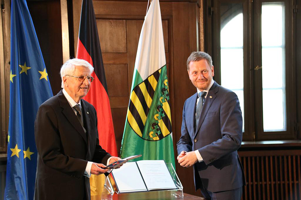 Der sächsische Ministerpräsident Michael Kretschmer überreichte Prof. Uwe-Frithjof Haustein den Bundesverdienstorden. © privat