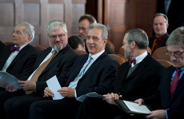 7.2.2011, Festliche Präsentation des Codex diplomaticus Saxoniae in der Sächsischen Staatskanzlei; von links: Prof. Dr. Matthias Werner, Prof. Dr. Enno Bünz, Ministerpräsident Stanislaw Tillich, Prof. Dr. Pirmin Stekeler-Weithofer, Prof. Dr. Theo Kölzer; Foto: Robert Michael