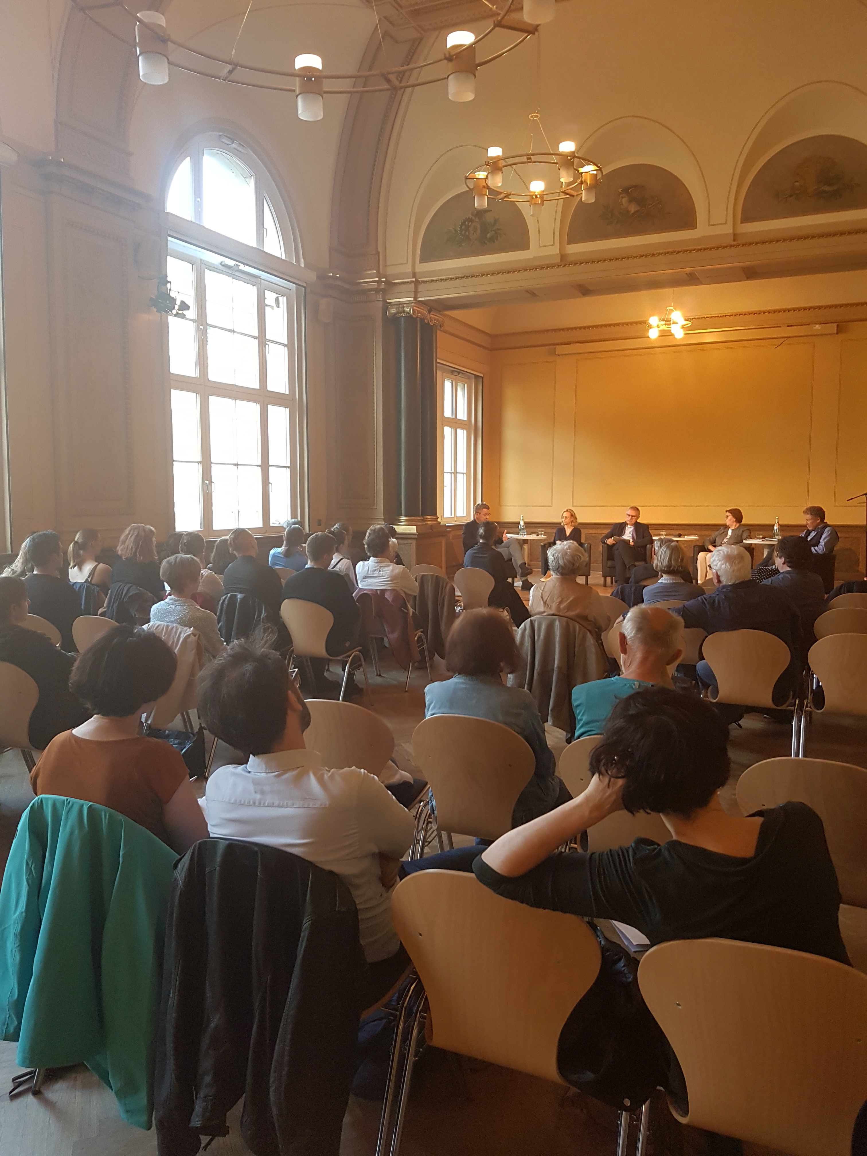 Etwa 40 Interessierte kamen in die Volkshochschule zur Podiumsdiskussion und Ausstellungseröffnung. 