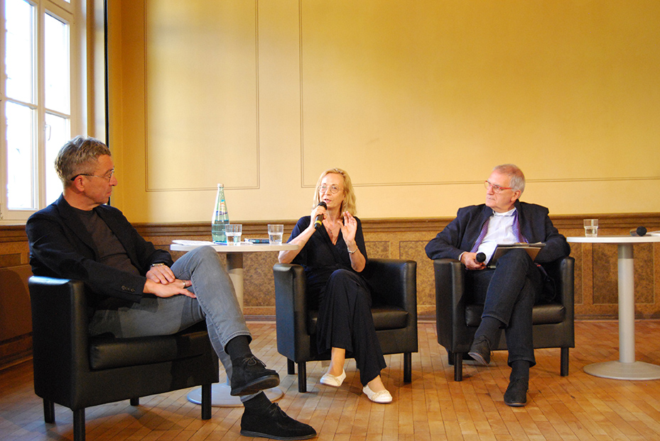 Mitte: Prof. Dr.-Ing. Catrin Schmidt, Direktorin des Instituts für Landschaftsarchitektur der TU Dresden und Mitglied der Kommission Landeskunde der Sächsischen Akademie der Wissenschaften zu Leipzig.