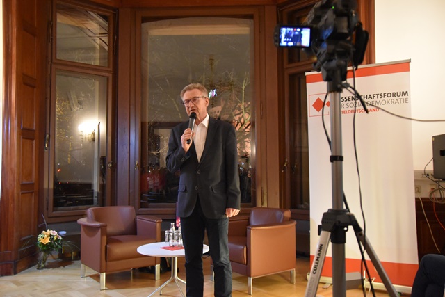 Der Akademie-Präsident Prof. Dr. Hans Wiesmeth eröffnete die Veranstaltung.