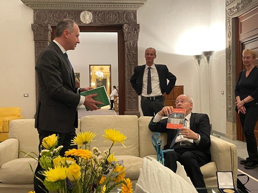 Die Bände der ersten beiden Diffusion-Fundamentals-Tagungen in Leipzig 2005 und L’Aquila 2007 wurden als Gastgeschenke an den Botschafter der Republik Italien, Armando Varricchio, überreicht. Seit 2015 steht diese Tagungsreihe, zu deren Themenfeldern auch die mit dem Eni-Preis geehrten Arbeiten zählen, unter der Schirmherrschaft der Sächsischen Akademie der Wissenschaften zu Leipzig.