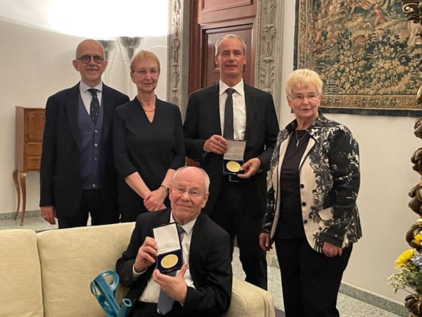 Roberto Cimino (ENI Vize-Präsident) mit den Preisträger-Ehepaaren (Marion und Jürgen Caro sowie Birge und Jörg Kärger) in der Residenz des Botschafters der Republik Italien in Berlin. 