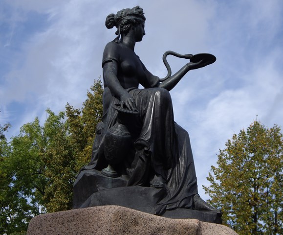 Hygieia-Statue vor der Militärmedizinischen Akademie S. M. Kirov in St. Petersburg
