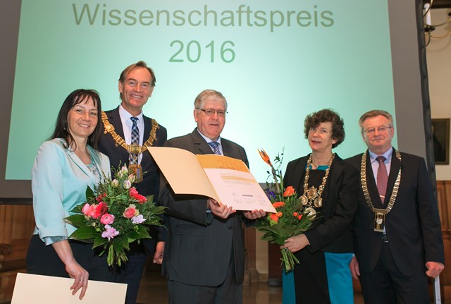 Verleihung des Leipziger Wissenschaftspreises 2016, v.l.: Prof. Dr. Annette G. Beck-Sickinger (Preisträgerin), Oberbürgermeister Burkhard Jung, Prof. Dr. Manfred Rudersdorf (Preisträger), Prof. Dr. Beate A. Schücking, Prof. Dr. Hans Wiesmeth, Foto: Swen Reichhold