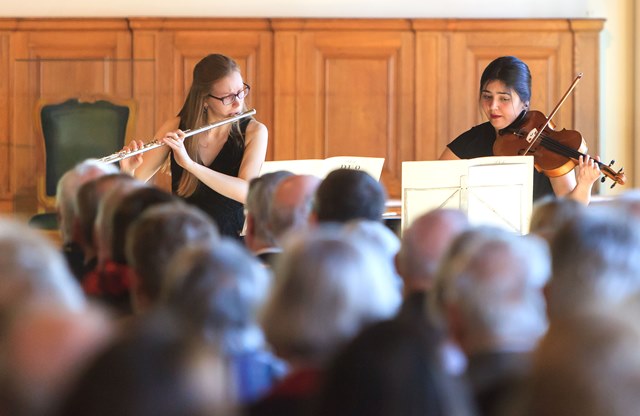 Musikalische Umrahmung: Kristin Müürsepp (Flöte), Yagmur Erdogan (Viola), nicht im Bild: Kerstin-Elisabeth Kullerkupp (Violine), Foto: Swen Reichhold