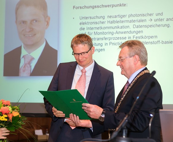 Einführung neuer Mitglieder (hier: Prof. Dr. Marius Grundmann, l.) durch den Präsidenten Prof. Dr. Hans Wiesmeth, Foto: Swen Reichhold